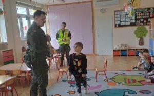 Żołnierze z wizytą u Smerfów i Słoneczek  (8)