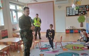 Żołnierze z wizytą u Smerfów i Słoneczek  (9)