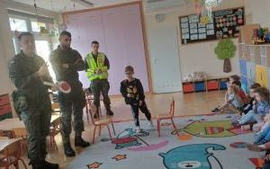 Żołnierze z wizytą u Smerfów i Słoneczek  (10)