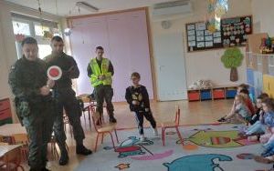 Żołnierze z wizytą u Smerfów i Słoneczek  (1)