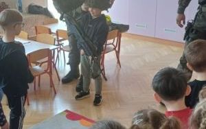 Żołnierze z wizytą u Smerfów i Słoneczek  (2)