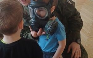 Żołnierze z wizytą u Smerfów i Słoneczek  (3)