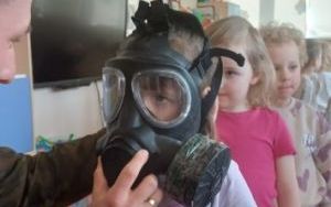 Żołnierze z wizytą u Smerfów i Słoneczek  (4)