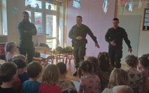 Żołnierze z wizytą u Smerfów i Słoneczek  (7)