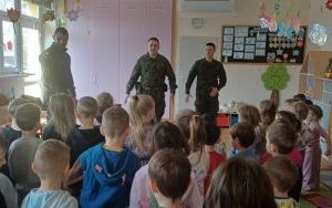 Żołnierze z wizytą u Smerfów i Słoneczek  (8)