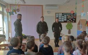 Żołnierze z wizytą u Smerfów i Słoneczek  (9)