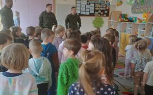 Żołnierze z wizytą u Smerfów i Słoneczek  (10)