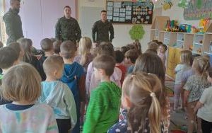 Żołnierze z wizytą u Smerfów i Słoneczek  (1)