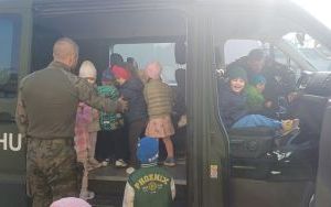 Żołnierze z wizytą u Smerfów i Słoneczek  (2)