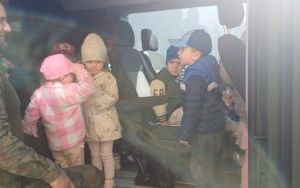 Żołnierze z wizytą u Smerfów i Słoneczek  (7)