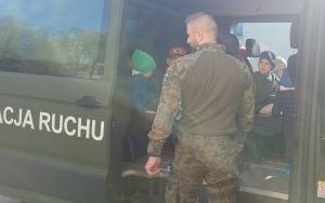 Żołnierze z wizytą u Smerfów i Słoneczek  (8)