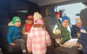 Żołnierze z wizytą u Smerfów i Słoneczek  (9)