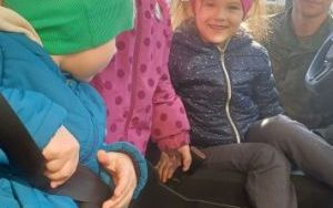 Żołnierze z wizytą u Smerfów i Słoneczek  (13)