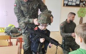 Żołnierze z wizytą u Smerfów i Słoneczek (1)