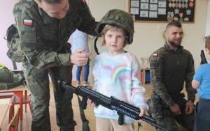 Żołnierze z wizytą u Smerfów i Słoneczek (2)