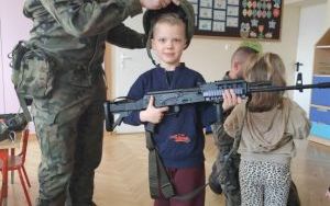 Żołnierze z wizytą u Smerfów i Słoneczek (3)