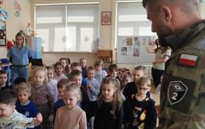 Żołnierze z wizytą u Smerfów i Słoneczek (4)