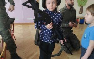 Żołnierze z wizytą u Smerfów i Słoneczek (5)