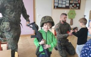 Żołnierze z wizytą u Smerfów i Słoneczek (6)