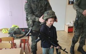 Żołnierze z wizytą u Smerfów i Słoneczek (7)