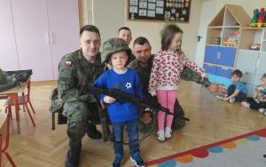 Żołnierze z wizytą u Smerfów i Słoneczek (8)