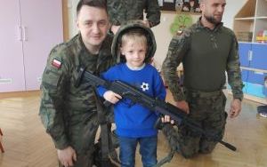 Żołnierze z wizytą u Smerfów i Słoneczek (9)