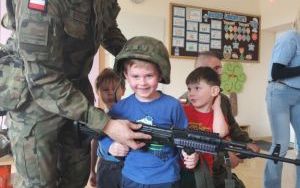 Żołnierze z wizytą u Smerfów i Słoneczek (10)