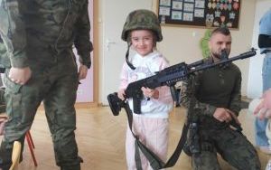 Żołnierze z wizytą u Smerfów i Słoneczek (1)