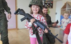 Żołnierze z wizytą u Smerfów i Słoneczek (3)