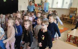 Żołnierze z wizytą u Smerfów i Słoneczek (4)