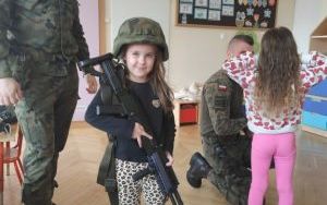 Żołnierze z wizytą u Smerfów i Słoneczek (5)