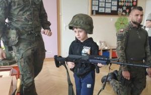 Żołnierze z wizytą u Smerfów i Słoneczek (6)