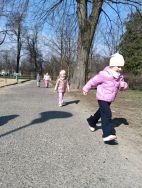 Wiosenny jogging w parku (1)