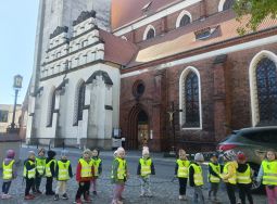 Krasnale zwiedzają Oleśnicę (2)