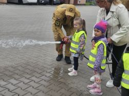 Krasnale z wizytą i strażaków (17)