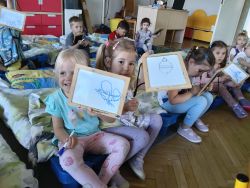 Krasnale poznają pracowite owady (1)