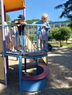 Zabawy na przedszkolnym placu (13)