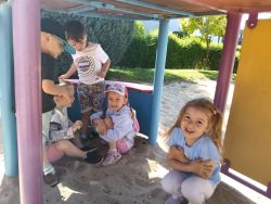 Zabawy na przedszkolnym placu (3)