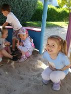 Zabawy na przedszkolnym placu (5)