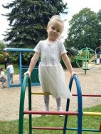 Zabawy na przedszkolnym placu (3)