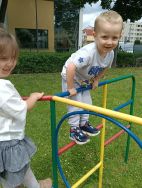 Zabawy na przedszkolnym placu (7)