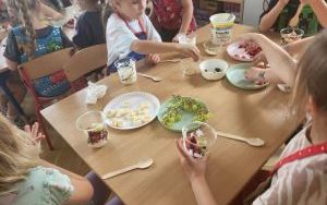 Słoneczka biorą udział w warsztatach kulinarnych (5)