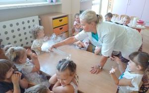 Warsztaty chemiczne w grupie Smerfy  (17)