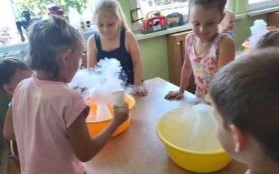 Słoneczka eksperymentują z suchym lodem- warsztaty chemiczne
