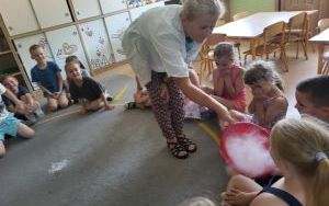 Słoneczka eksperymentują z suchym lodem- warsztaty chemiczne (4)