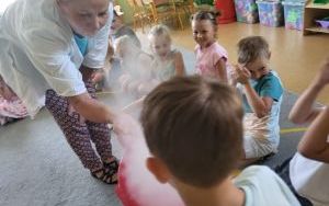 Słoneczka eksperymentują z suchym lodem- warsztaty chemiczne (5)