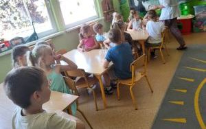 Słoneczka eksperymentują z suchym lodem- warsztaty chemiczne (1)