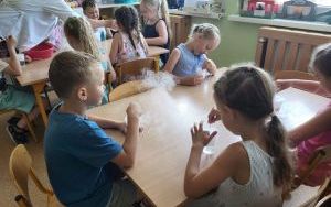 Słoneczka eksperymentują z suchym lodem- warsztaty chemiczne (2)