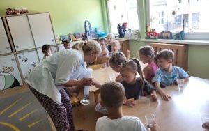 Słoneczka eksperymentują z suchym lodem- warsztaty chemiczne (3)