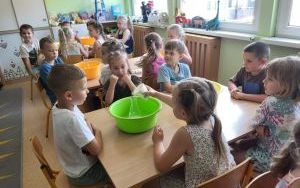 Słoneczka eksperymentują z suchym lodem- warsztaty chemiczne (4)